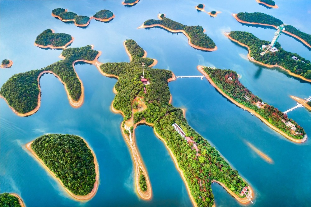 沿着纬度听中国｜徜徉“最美湖光山色” 寻见诗和远方(图1)