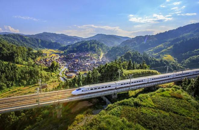 卢雍政作主题文旅推介：探寻山水秘境 品味多彩贵州(图2)