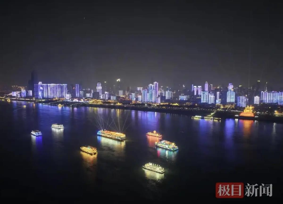 极目锐评∣武汉春节文旅火爆冲上热搜第一英雄的城市值得你来(图1)