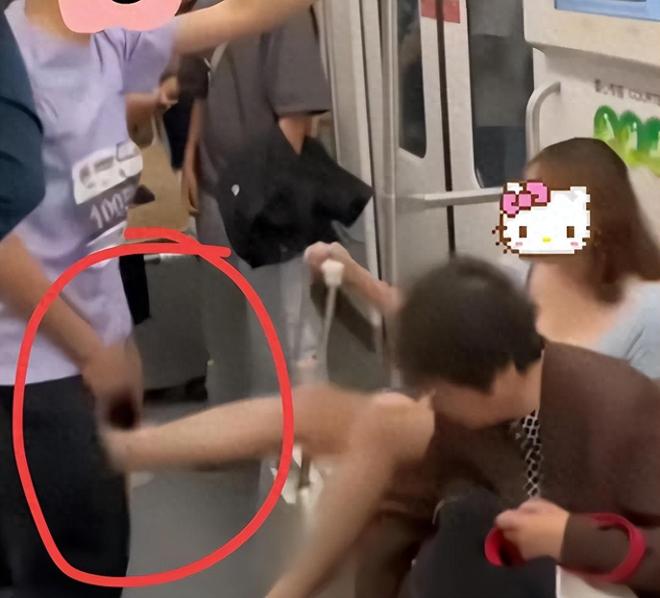 上海踢裆女被捕后仍态度嚣张派出所内翘腿耍横照片引发热议(图1)