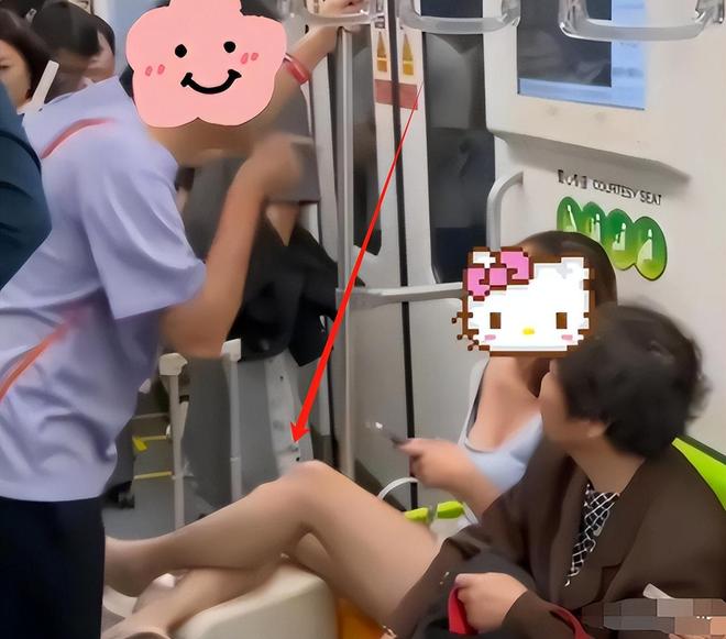 上海踢裆女被捕后仍态度嚣张派出所内翘腿耍横照片引发热议(图5)