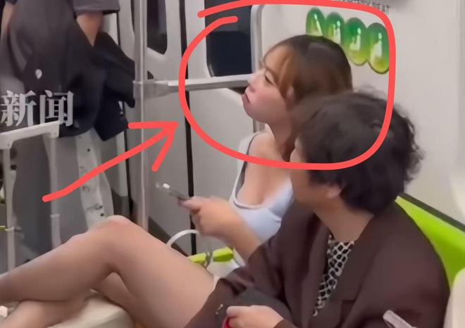 上海踢裆女被捕后仍态度嚣张派出所内翘腿耍横照片引发热议(图3)