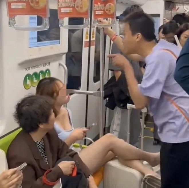 上海踢裆女被捕后仍态度嚣张派出所内翘腿耍横照片引发热议(图6)
