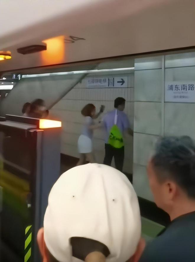 上海踢裆女被捕后仍态度嚣张派出所内翘腿耍横照片引发热议(图9)
