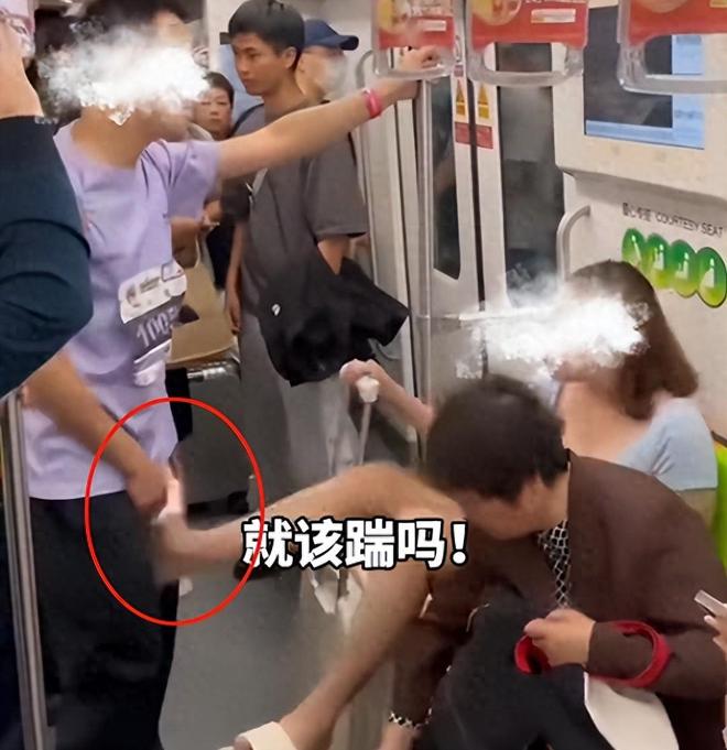 上海踢裆女被捕后仍态度嚣张派出所内翘腿耍横照片引发热议(图8)