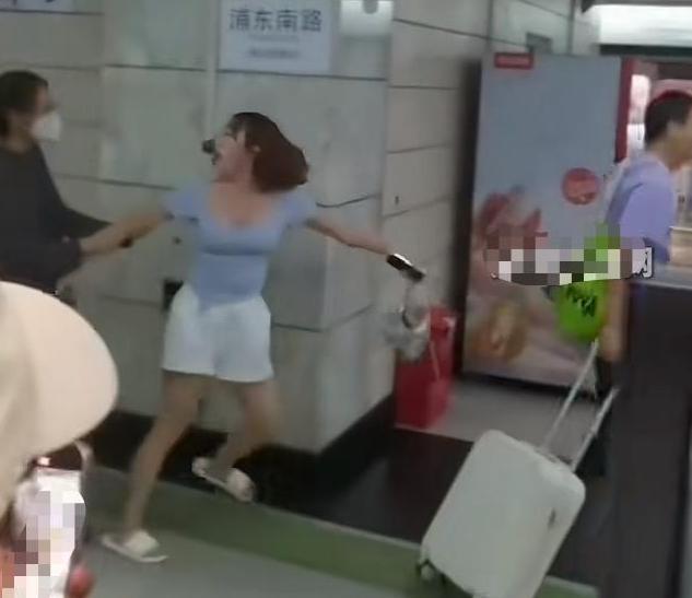 上海地铁踢裆后续！处理结果公布女子身份曝光网友：没让失望(图7)