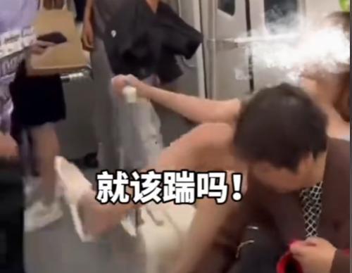 上海地铁踢裆后续！处理结果公布女子身份曝光网友：没让失望(图2)